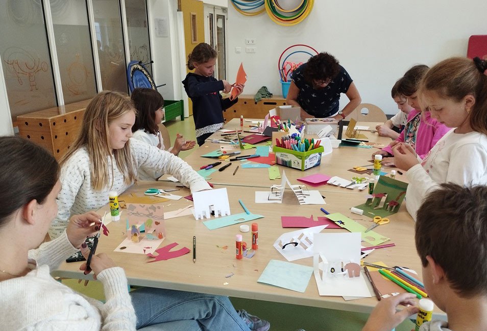 enfants faisant des activit&eacute;s.