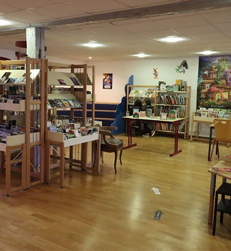 &eacute;tage jeunesse de la m&eacute;diath&egrave;que de Mont-sous-Vaudrey.