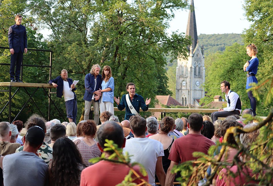 Repr&eacute;sentation de la Cie de l'Eternel &Eacute;t&eacute; lors du festival des semeurs du Val d'AMour &agrave; Port-Lesney.