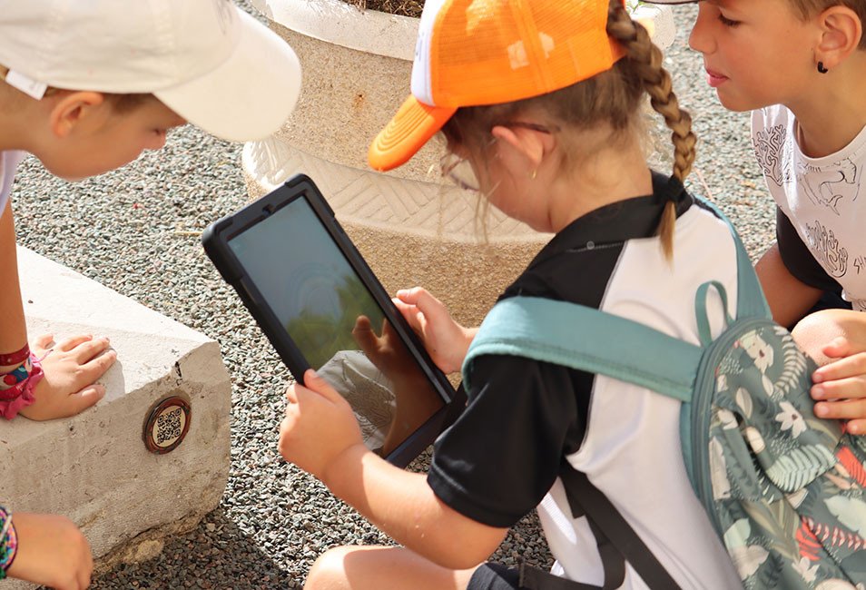 Enfants des accueils de loisirs du Val d'Amour jouant &agrave; l'explor'games "un destin hors des rails".