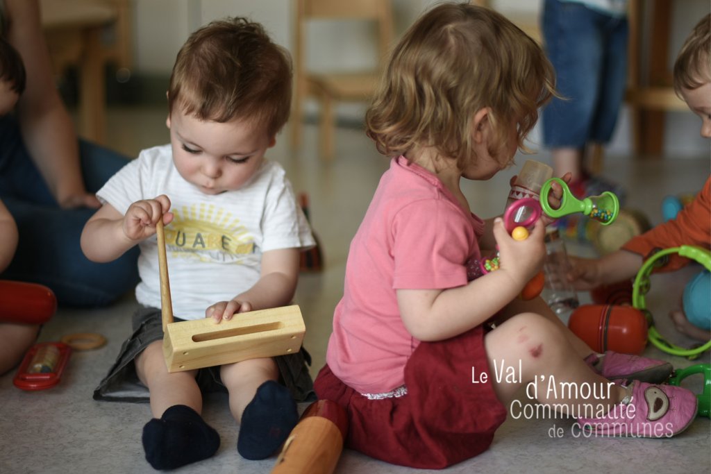 deux enfants qui jouent.