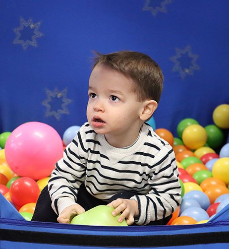 enfant dans piscine a balle.