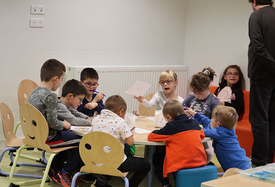 enfants autour d'une table.