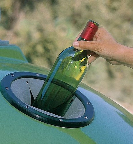 bouteille de verre mise dans la poubelle &agrave; verre.