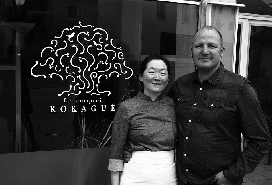 Chiaki et Raoul devant leur restaurant "Le Comptoir Kokagu&eacute;" fraichement r&eacute;nov&eacute; &agrave; Mouchard.