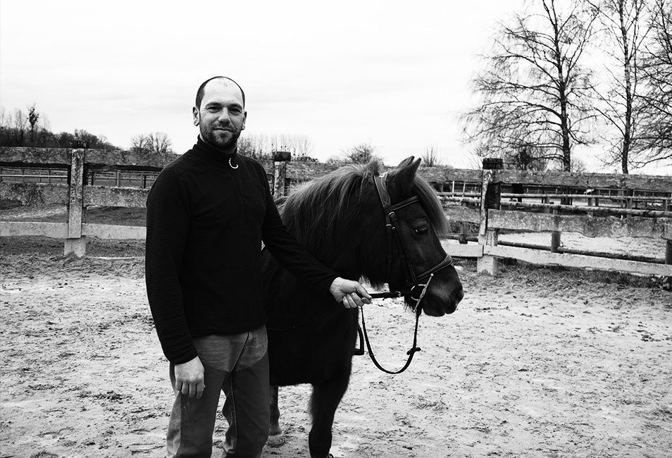 g&eacute;rant de equival d'amour avec un poney.