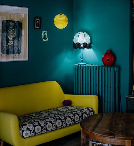 lampe bleue dans un salon bleu canard.