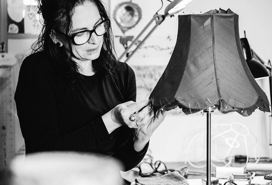 Johanna Vuez confectionnant une lampe.