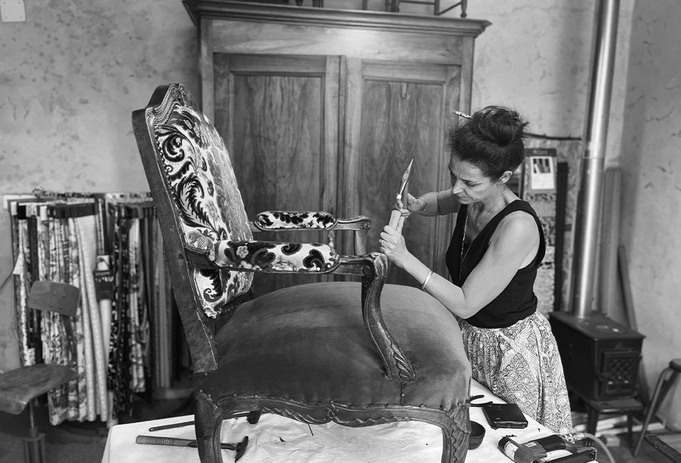 Patricia Trimaille confectionnant un si&egrave;ge.