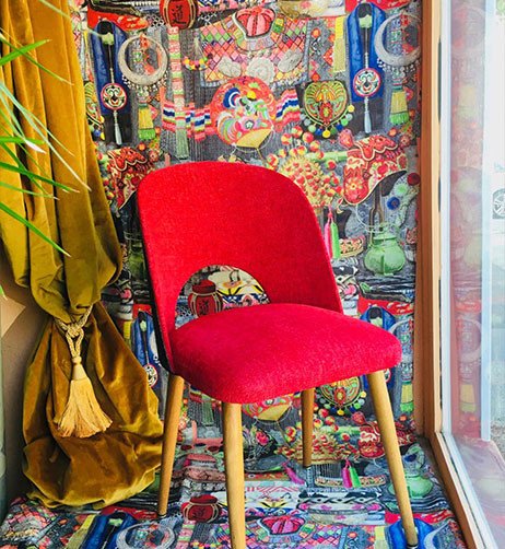 chaise rouge arrondie.