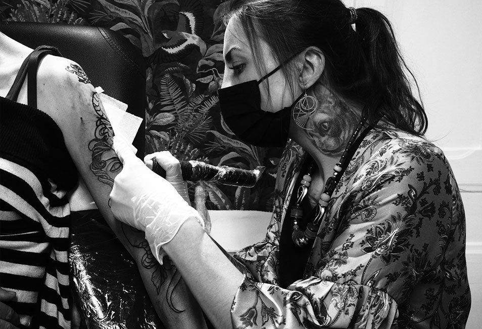 Xenia mirer tatouant.